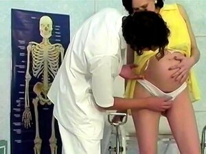 MILF enceinte et maigre baisée par son docteur