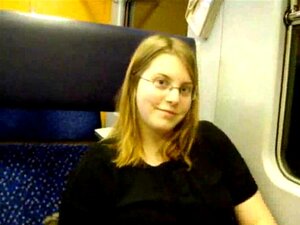 Une mignonne allemande de 19 ans se masturbe dans un train
