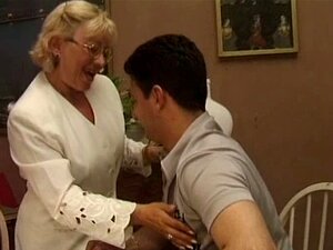 Une vieille dame donne une leçon de sexe