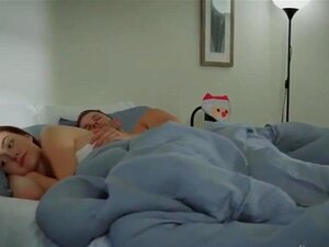 Regarde Freya Parker - Baiser sa copine le matin de Noël pendant que