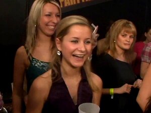 Plongez dans les plaisirs sulfureux du club tandis que ces hommes