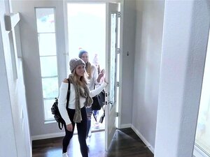 Le fun mignon dans le jacuzzi se termine en orgie sale