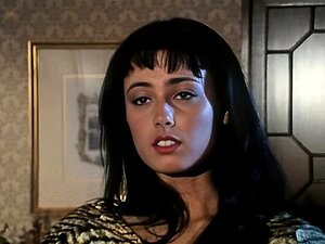 Laissez-vous emporter par les plaisirs sensuels d'une beauté vintage