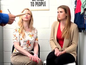 Un mec de la sécurité a attrapé un voleur et a baisé l'un d'eux