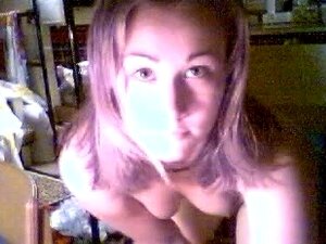 Elle est fraîche, chaude et elle se déshabille juste pour toi.