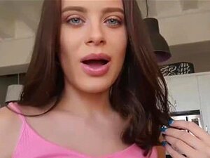 La belle-sœur strip-teaseuse Lana Rhoades baise son beau-frère pour