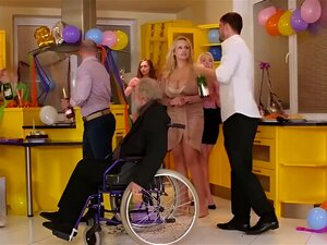 Crazy Birthday Party - Tout dans la belle-famille!