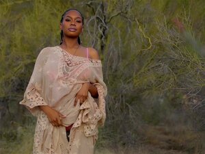 Découvrez l'attrait de la beauté ébène Nyla ! Regardez cette bombe