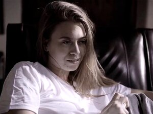 Un psychiatre bizarre baise une patiente mignonne avec une chatte