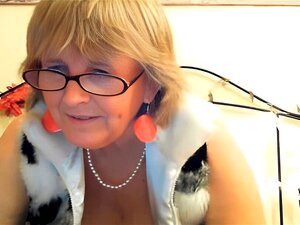 Mamie en chaleur joue avec sa chatte sur webcam