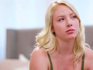 Une mignonne lesbienne blonde se tape leur amie de famille. La milf