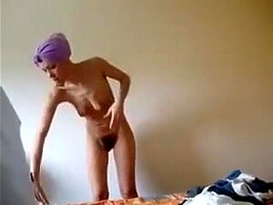 Film amateur torride avec des scènes poilues et petits seins,