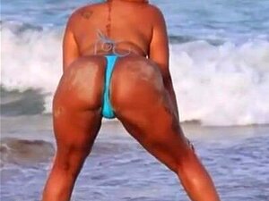 Petite amie excitée se déshabille sur la plage des ordures de la
