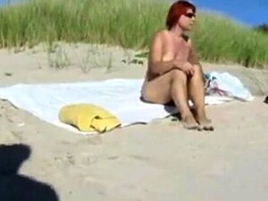 Voyeur MILF amateur nue mature de plage en gros plan sur sa chatte