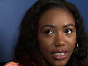 Une mignonne noire chevauche son beau-père