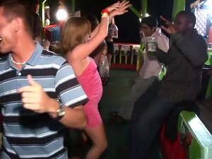 Meilleure pornstar dans une vidéo de sexe en groupe excitée,