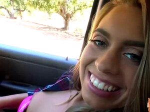 La brune sexy Jill Kassidy se fait baiser dans une voiture d'inconnus.