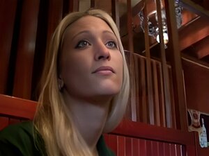 Serveuse qui gicle. Serveuse qui gicle