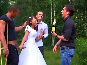 La belle mariée a un plan à trois torride avec des goujons qu'elle