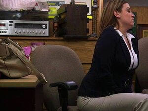 Une femme d'affaires blonde baisée par derrière. Une MILF blonde