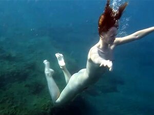 La mignonne Nastya nage nue dans la mer