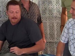 La tarte mature Vanessa Videl se fait baiser par cinq mecs en chaleur,