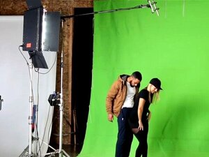 Fan en chaleur suce la bite noire de son idole. Un fan blond flirte