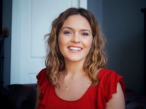 Découvrez les charmes séducteurs d'une MILF coquine aux gros atouts,