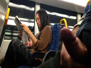 Fille asiatique flash en train. Fille asiatique flash en Train