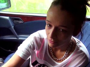 Vanessa Rodriguez laisse un inconnu la clouer dans sa voiture devant