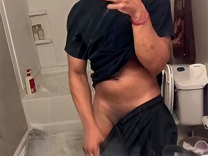 Un Mec Célibataire Avec Une Grosse Bite A Besoin D'Amour.