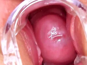 Une chatte tchèque particulière écarte sa chatte rétrécie