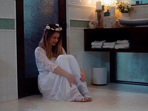 Bunny Colby passe un moment privé dans une salle de bain pendant sa