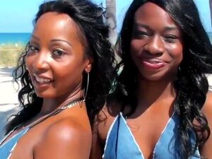 Deux filles chaudes et chocolatées, July Jones et Missty, ont