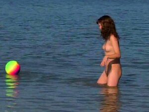 Compilation de voyeurs mignons de plage nus en vidéo amateur