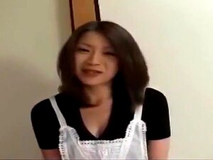 Frotte poilue baisée et cuillère, cette mignonne asiatique a un