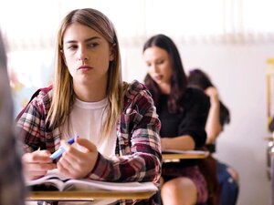 GIRLSWAY Kristen Scott bouffe la chatte de sa meilleure amie pour