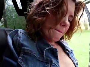 Femme sexuellement excitée se masturbait dans la voiture et suçait