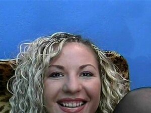Une mignonne amateur à gros seins joue et suce avec éjaculation
