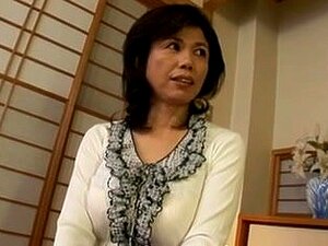 Mamie japonaise à gros seins baisée sans expérience, seins et assez