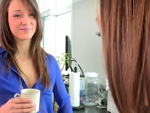 Petite lesbienne léchant le cul de sa copine sexy