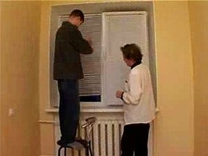 Femme mûre baise l'aide