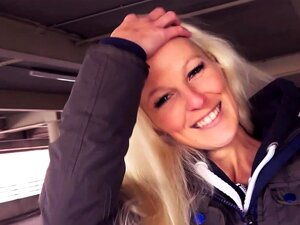 Une petite salope allemande maigre lors d'un flirt public ramasse dans