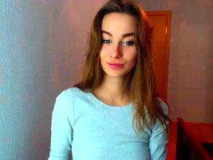 Regardez ces blondes et rousses séduisantes taquiner et se