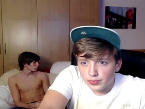 Vidéo gay fabuleuse faite maison avec masturbation, scènes de trios,