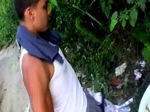 Regardez ce fraîche et séduisant black Twink profiter de plaisirs