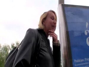 Des amateurs chauds et sexy sont payés pour sucer la bite d'un