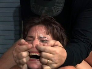 Salope attachée embrochée par des queues de maîtres. Salope retenue