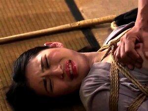 Une jolie femme au foyer japonaise se fait attacher et baiser