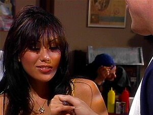 Asiatique baisant comme il faut dans un bar